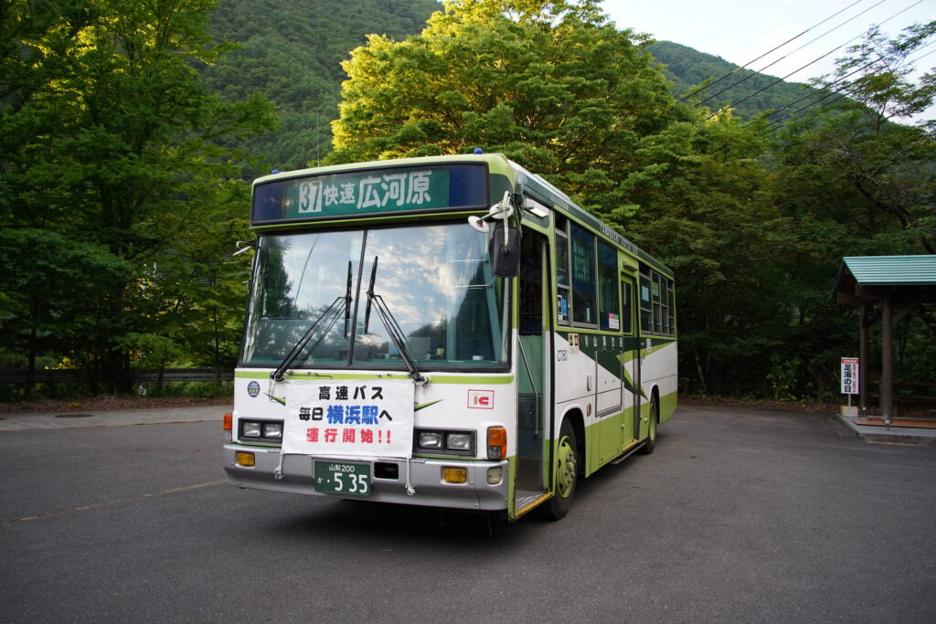 広河原行きのバス(2022年撮影)