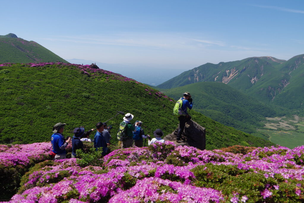 平治岳山頂 登山者に混じってテレビクルーが中継に来ていました