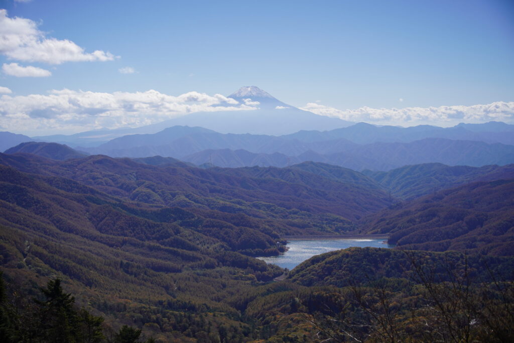 大菩薩嶺・雷岩から見た富士山。
眼下には大菩薩湖