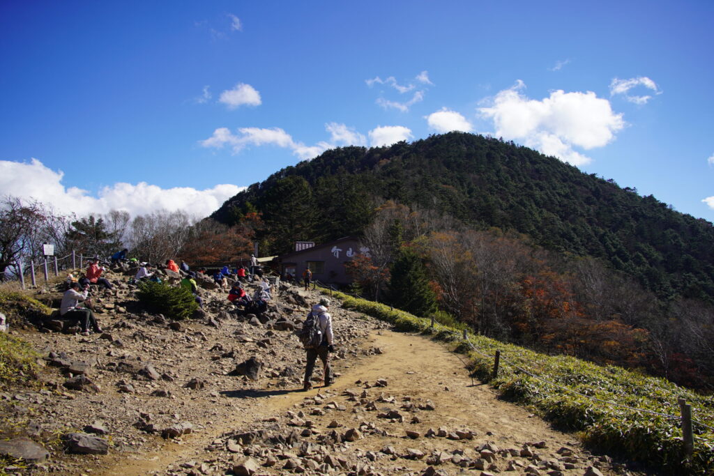 大菩薩峠近くの休憩スポット 奥に見えるのは山小屋・介山荘