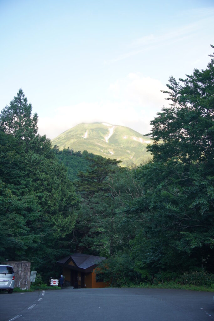 蓮華温泉駐車場から朝日岳が見えます