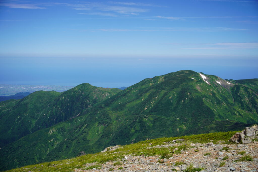 雪倉岳から見る朝日岳 たおやかな山容
