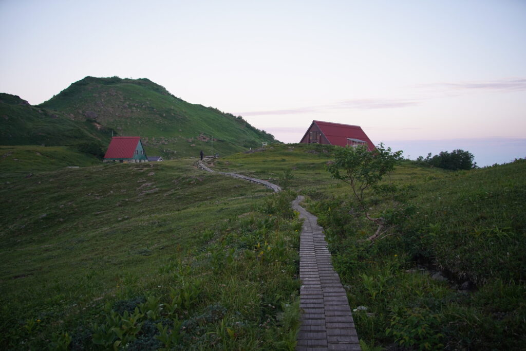 木道を通って朝日小屋へ