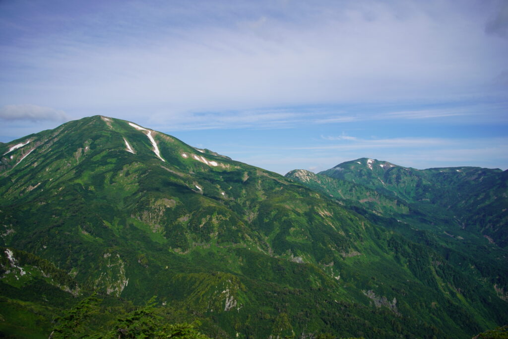 雪倉岳と朝日岳 明日はここを歩きます(天狗の庭から撮影)