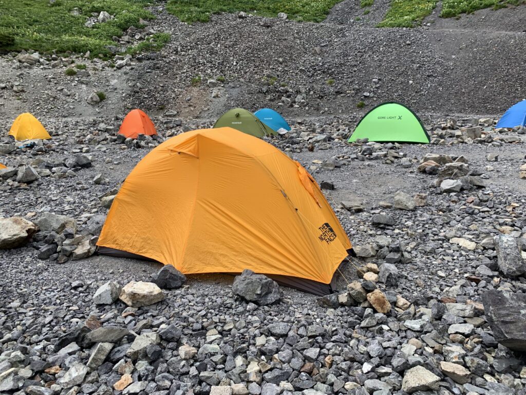 ソロハイクで使っているノースフェイスのマウンテンショット1 1人用でも十分な広さがあるのと丈夫なところが気に入っています