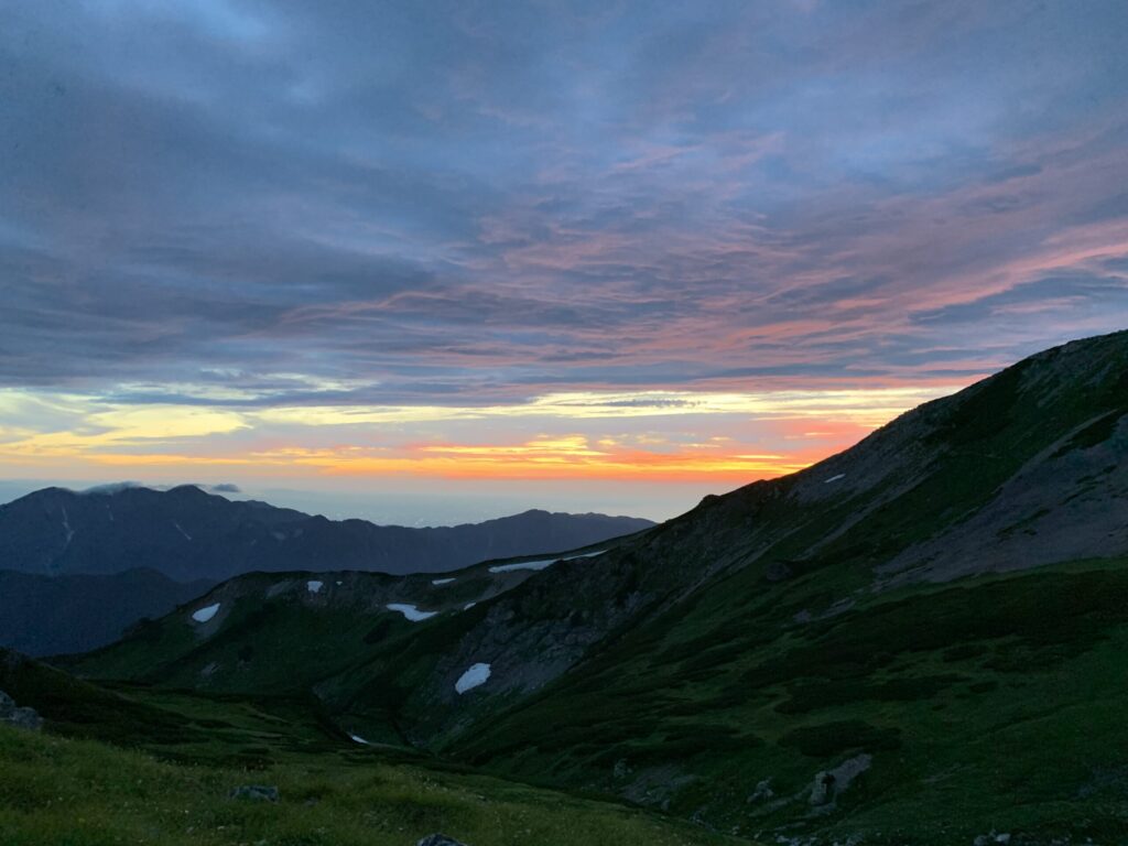 頂上宿舎付近の稜線に上がると夕焼け