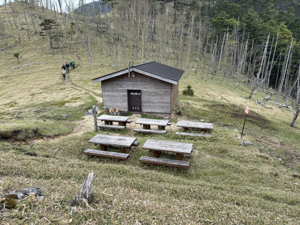 笹平にある破風山避難小屋