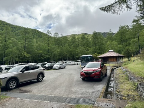 車で溢れかえる毛木平駐車場　ここに至るまでも路肩駐車多し