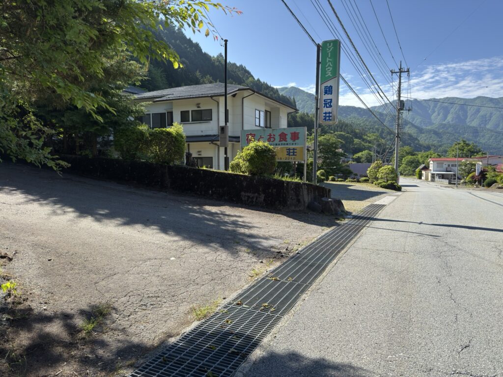 鶏冠荘の横にある路地を入ります