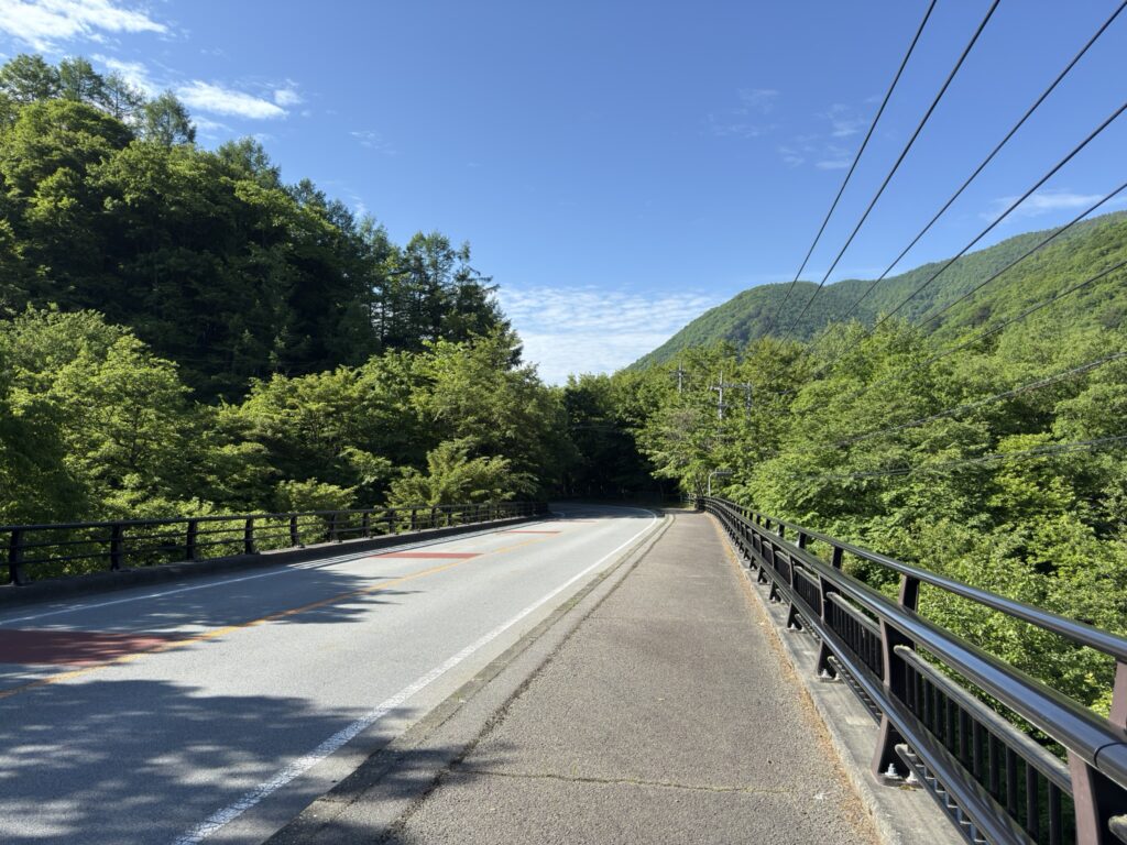 国道140号線を南に歩きます 梅雨前の青空!