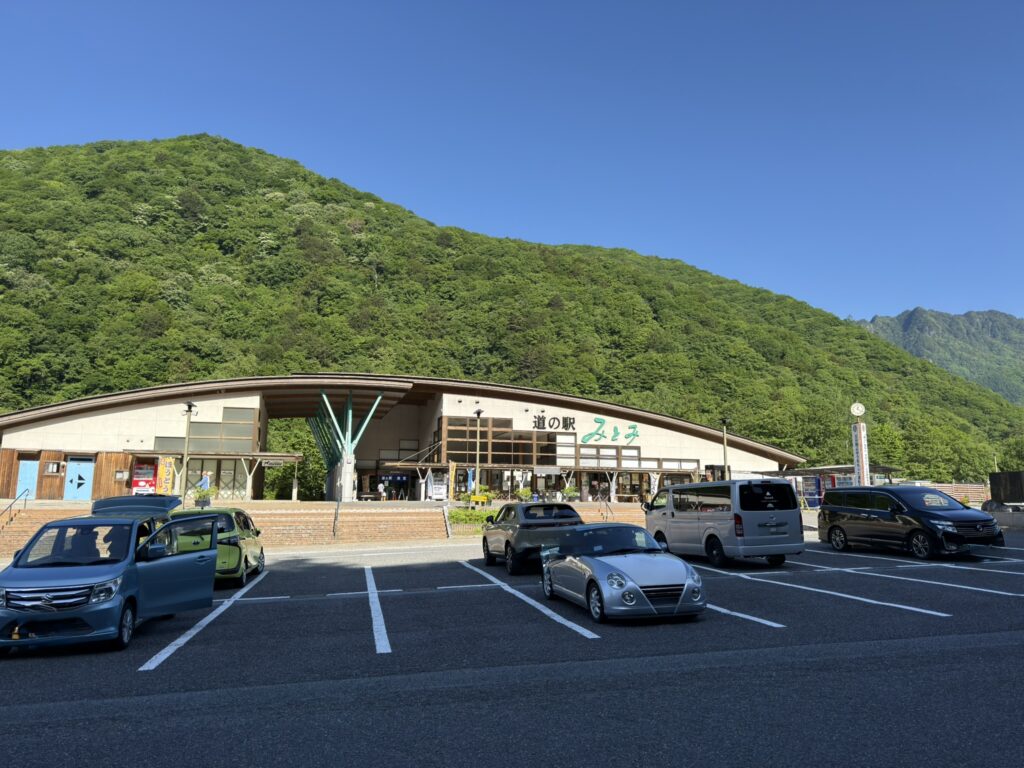 道の駅みとみ この駐車場は第一駐車場。北側の登山者用駐車場を利用します