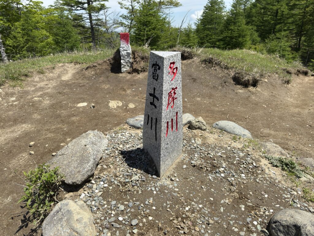 富士川、多摩川、荒川と3方向の分水嶺