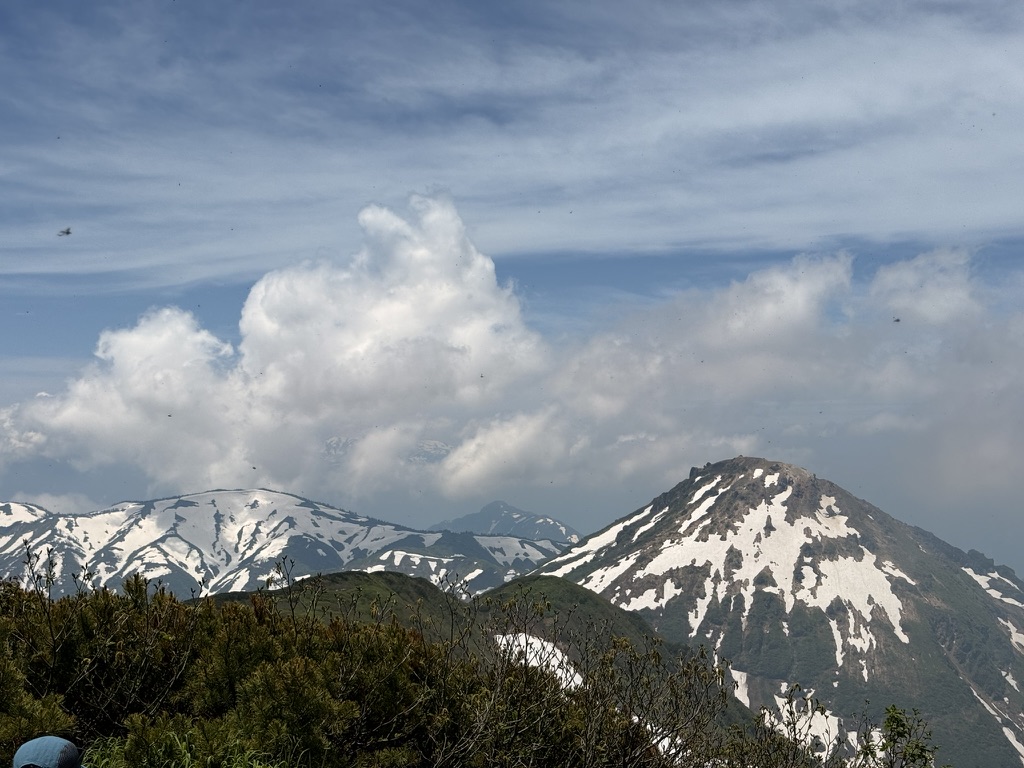 天狗原山と焼山の間に、雨飾山(火打山山頂にて撮影)