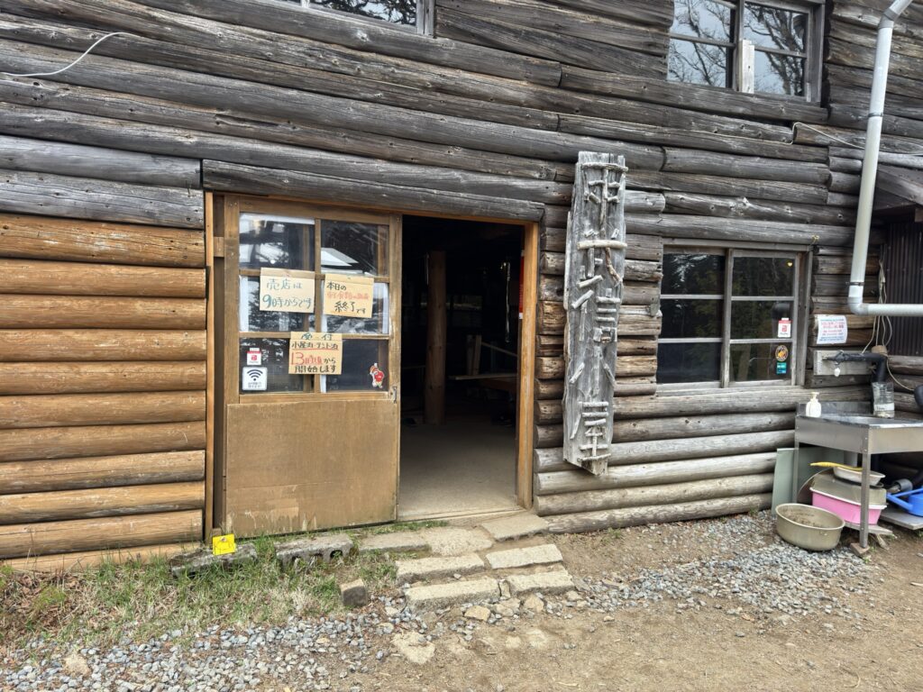 甲武信小屋 今回予約しようとしたら満員でした