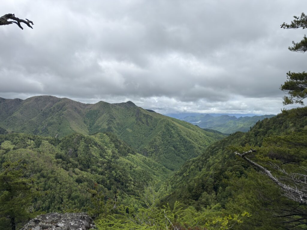 カモシカ展望台からの眺め　中央に五郎山。　八ヶ岳は雲の中。。