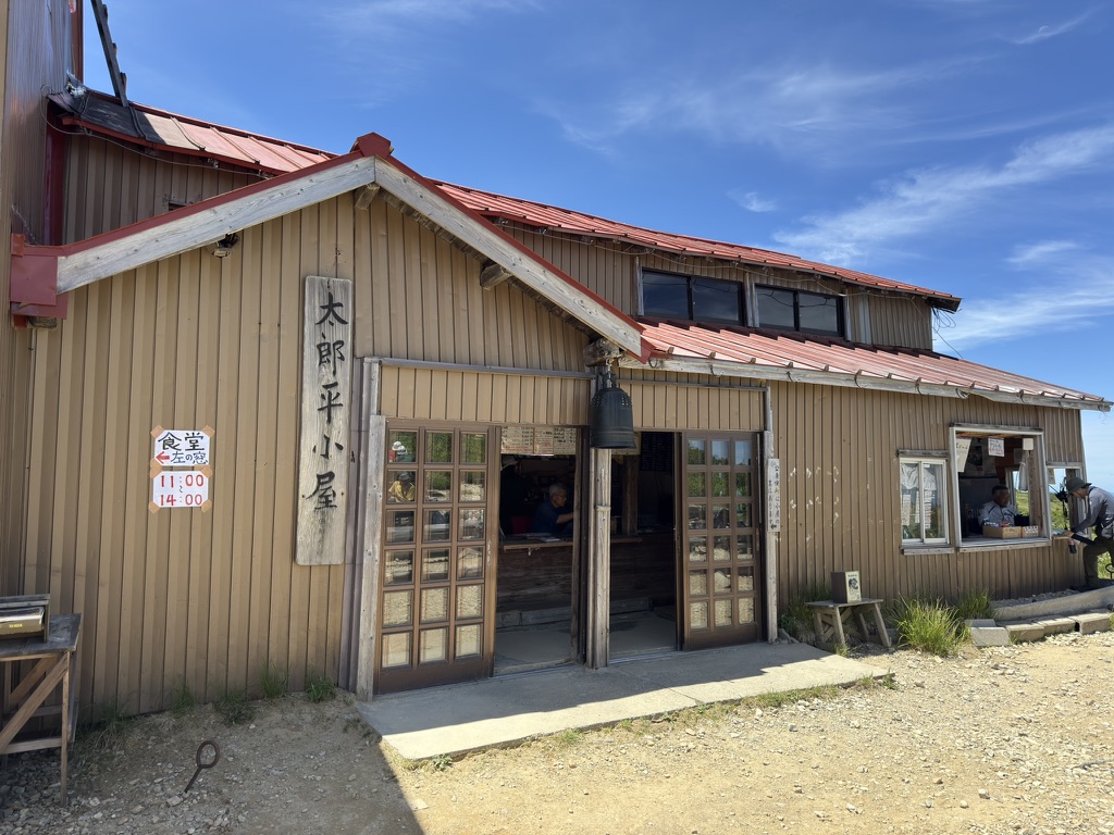 太郎平小屋の外観 11時から軽食営業スタート