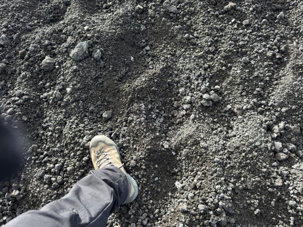 砂に足を取られて歩きにくい。。