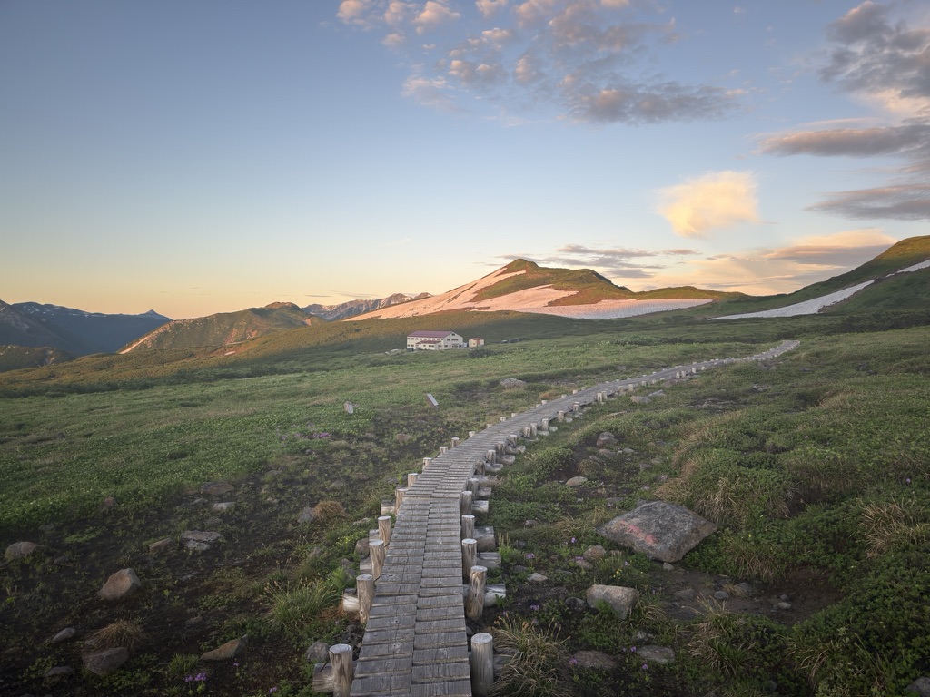 モルゲンロートに染まる五色ヶ原山荘(五色ヶ原山荘付近で撮影)