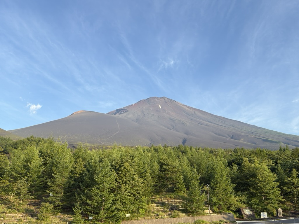 日本最高峰・富士山 左の裾野には宝永山(御殿場五合目から撮影)