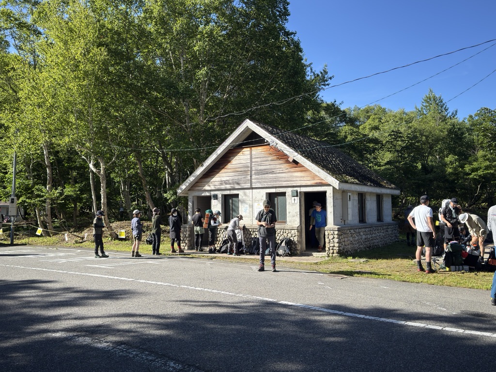 登山者で賑わう折立登山口 トイレに行列。。
