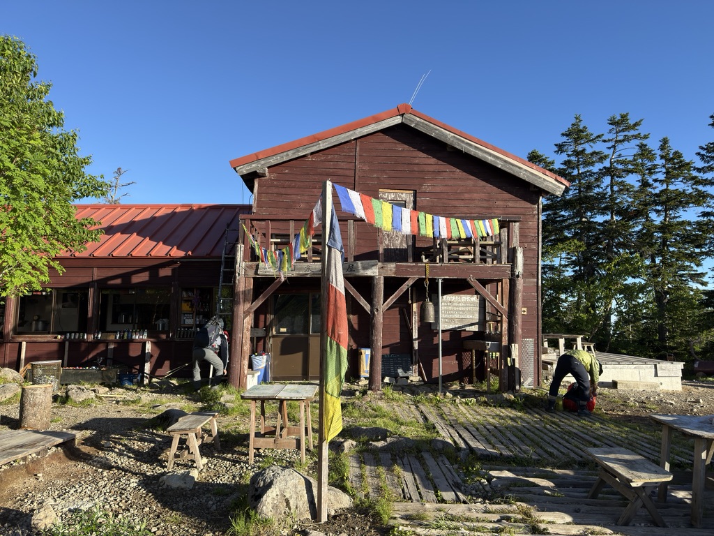 朝のスゴ乗越小屋 外観 薬師岳か、五色ヶ原か、