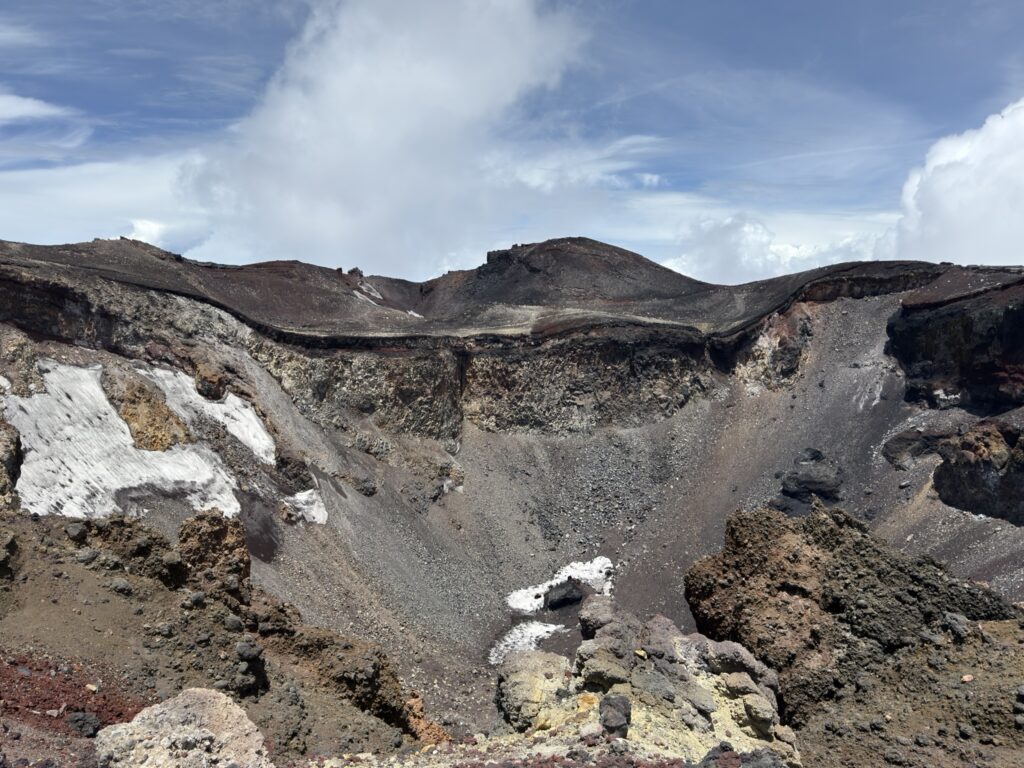 火口がぽっかり開いてます!蟻地獄みたい