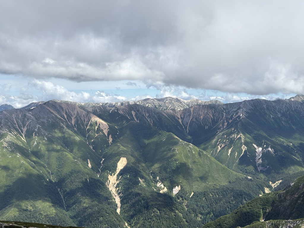 左に赤牛岳と裏銀座方面 少しガスってきました(薬師岳山頂で撮影)