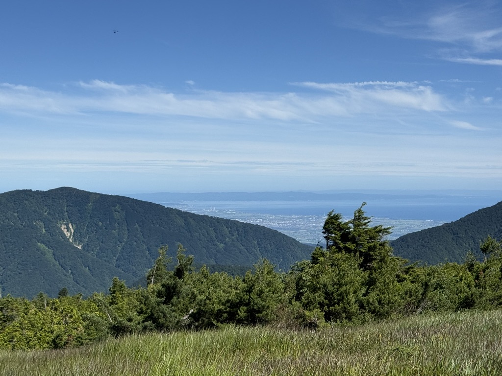 うっすら見える富山湾と能登半島(三角点付近で撮影)