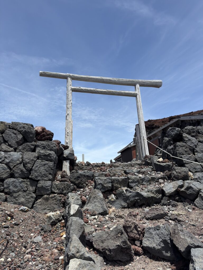 鳥居を潜ったら頂上です!