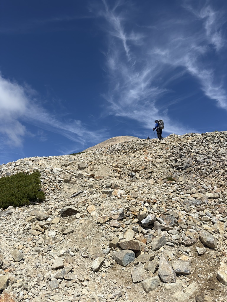 薬師岳山頂へのガレ場 歩きにくいんですよね(薬師岳山荘〜山頂への登山道で撮影)