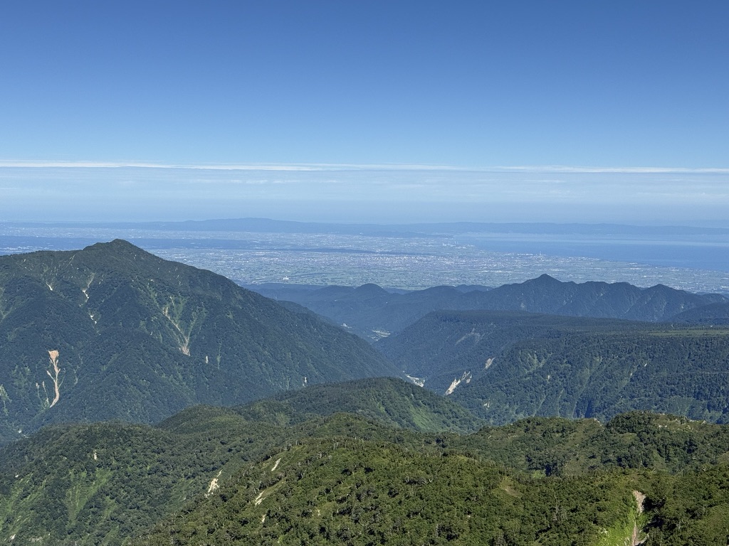 富山平野と富山湾(越中沢岳山頂で撮影)