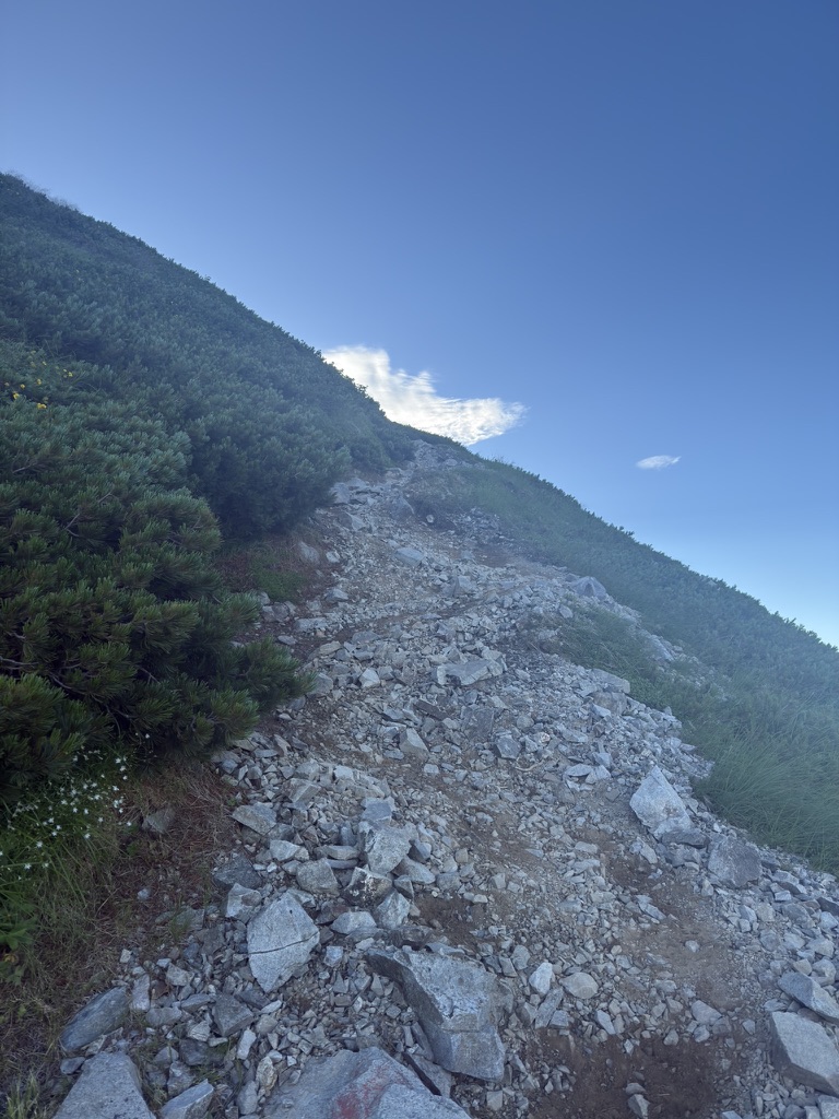 獅子岳まではガレ場の急登が続く(ザラ峠〜獅子岳の間で撮影)