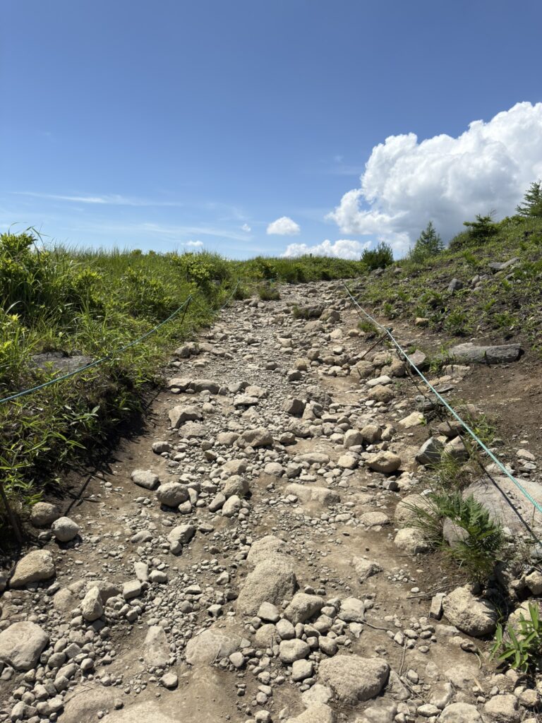 車山登山道 石がゴロゴロしている
