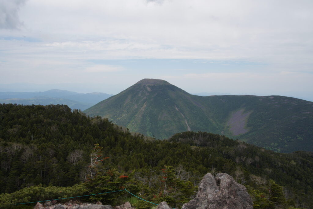北横岳から見る蓼科山