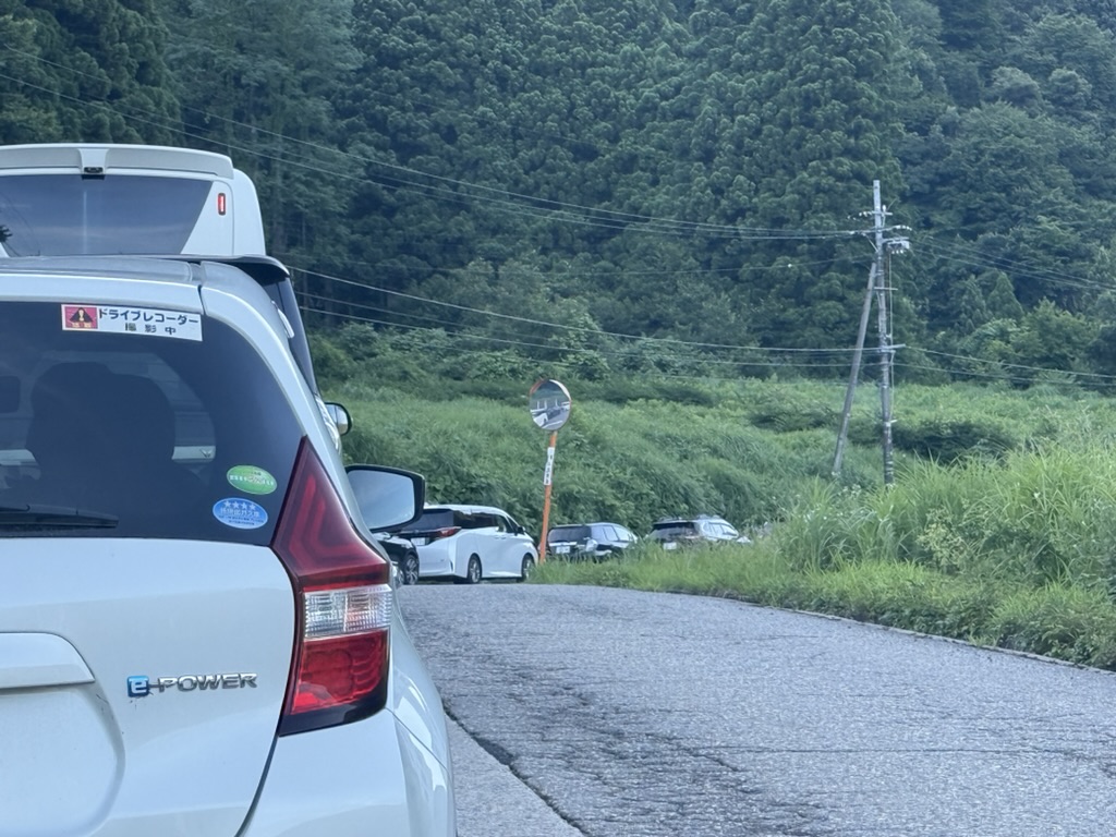 有峰林道に入る車で大渋滞