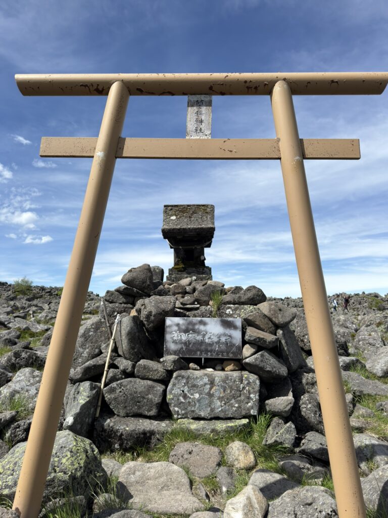火口跡のほぼ真ん中に佇む蓼科神社奥宮