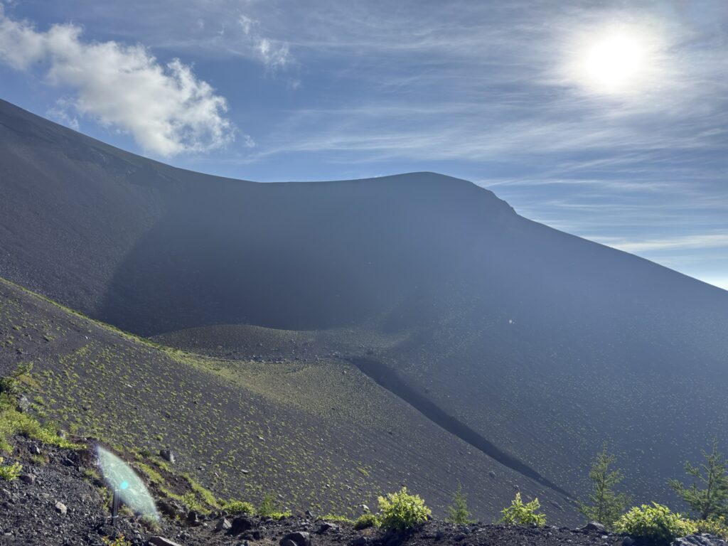 今から登る宝永山(六合目で撮影)