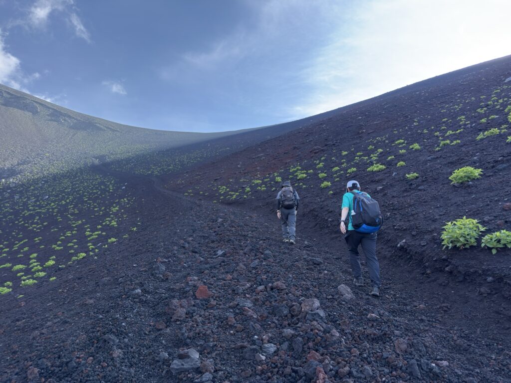 火口を過ぎて宝永山へ!