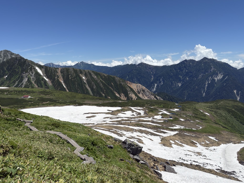 鳶山山頂から撮影 写真左に五色ヶ原山荘!