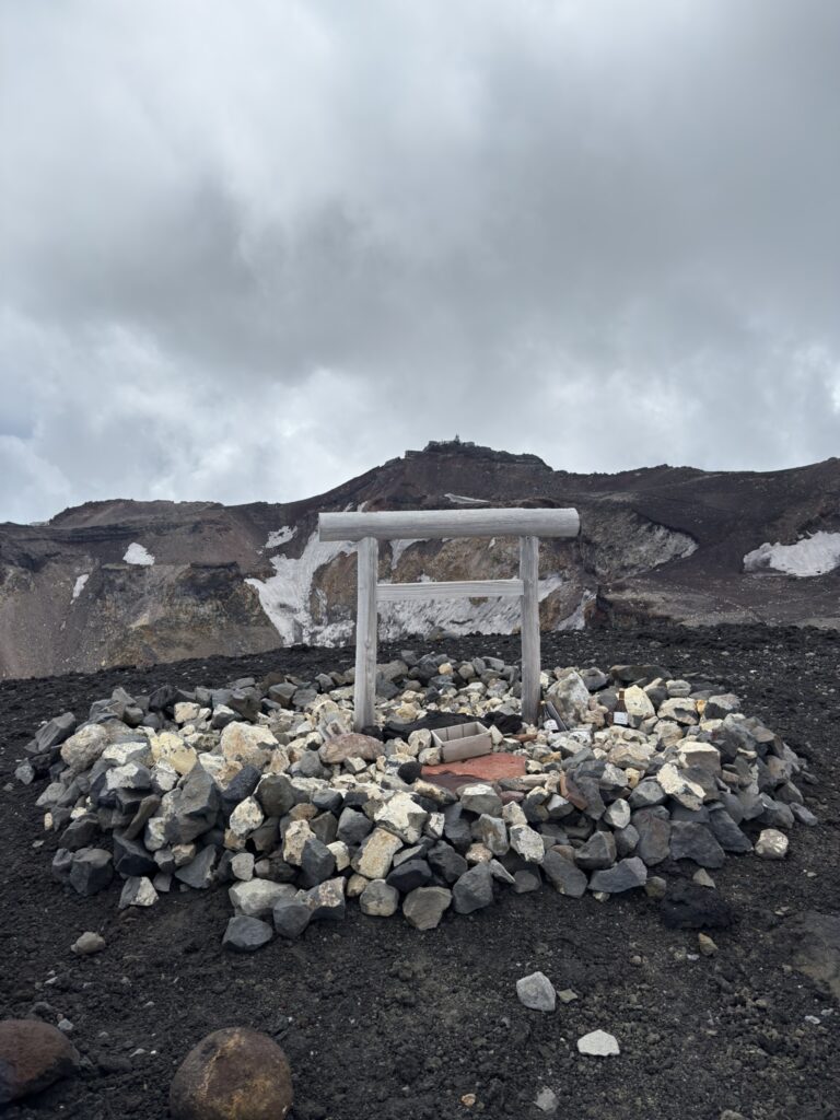 鳥居 奥は剣ヶ峰