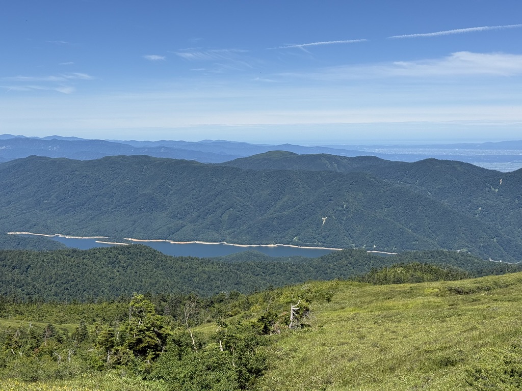 振り返って見える有峰湖(五光岩ベンチ付近で撮影)