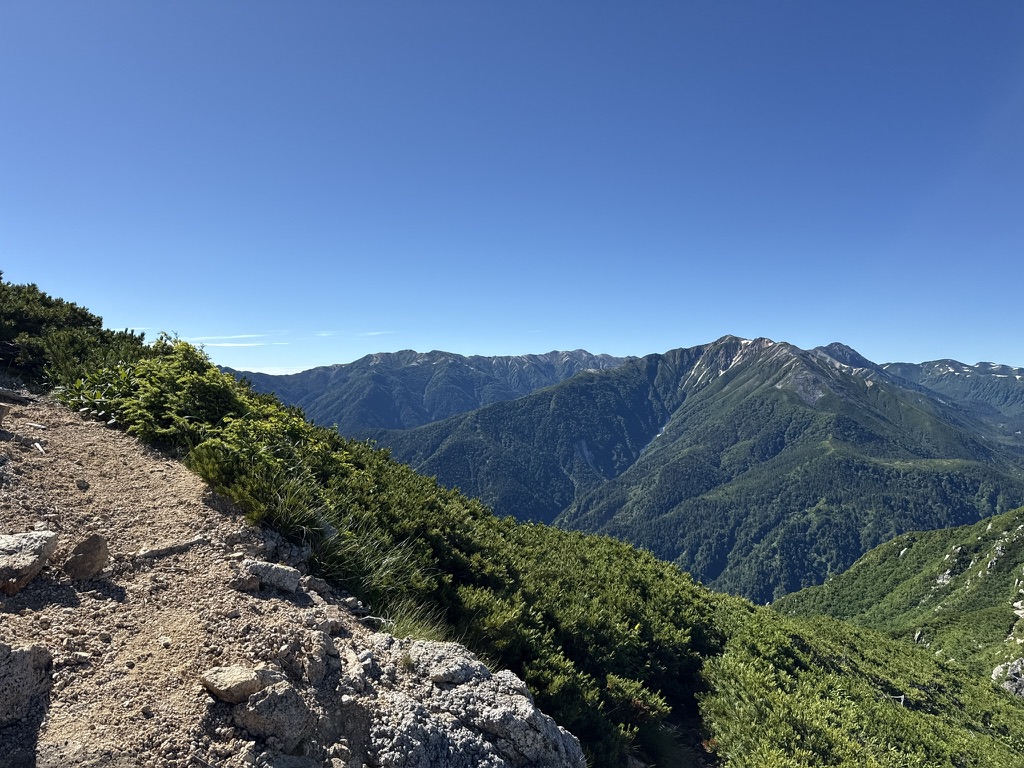 登山道から見る赤牛岳(写真右)、左は裏銀座方面(越中沢岳山頂付近で撮影)