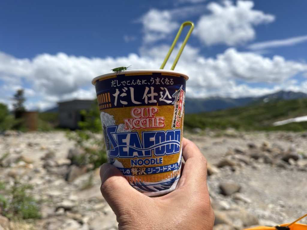 昼のカップ麺、ペロリでした(五色ヶ原テント場で撮影)