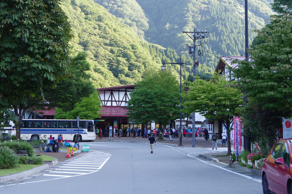 立山駅 遠くからでも切符売り場の行列がわかる