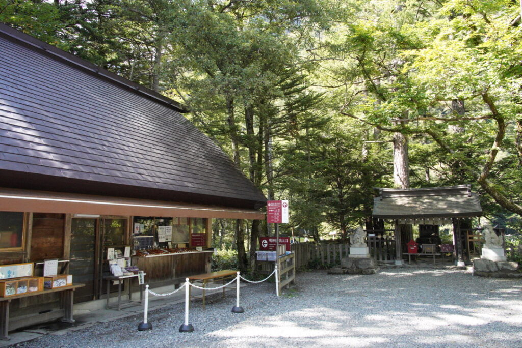 穂高神社奥宮　写真左が社務所で御朱印や御守りをいただけます（穂高神社奥宮で撮影）