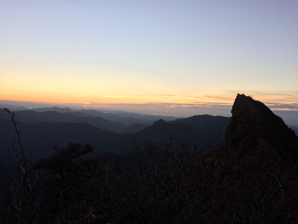 写真右が天狗岳 そろそろ夜明け!(石鎚山頂で撮影)