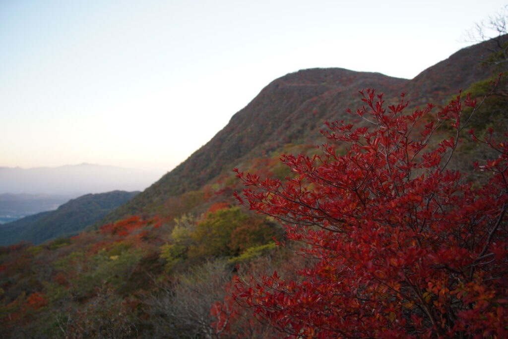 10月下旬のくじゅう連山 午後4時半です 明るく見えるのは輝度を上げているからです!(くじゅう連山で撮影)