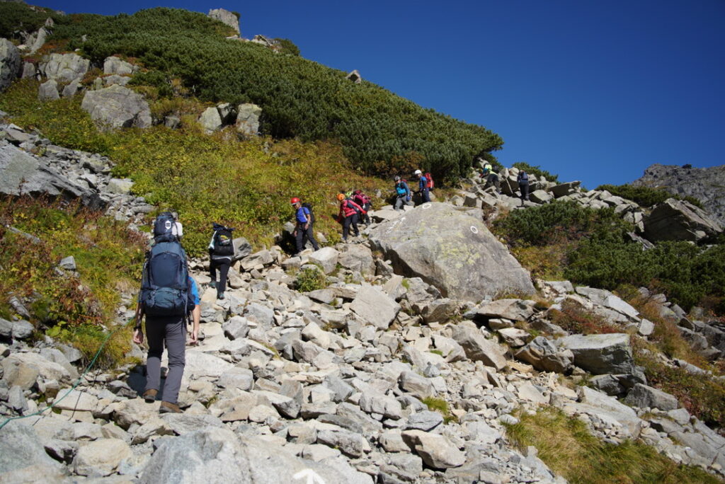 登山者多め。ガレ場なので気が抜けません！（ザイテングラード取付き付近で撮影）