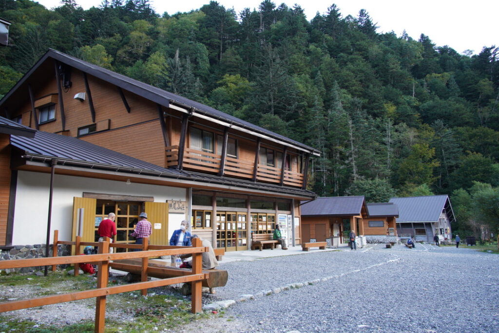 紅葉シーズンに便利な横尾山荘　涸沢の混雑とはほぼ無縁☺️（横尾山荘で撮影）