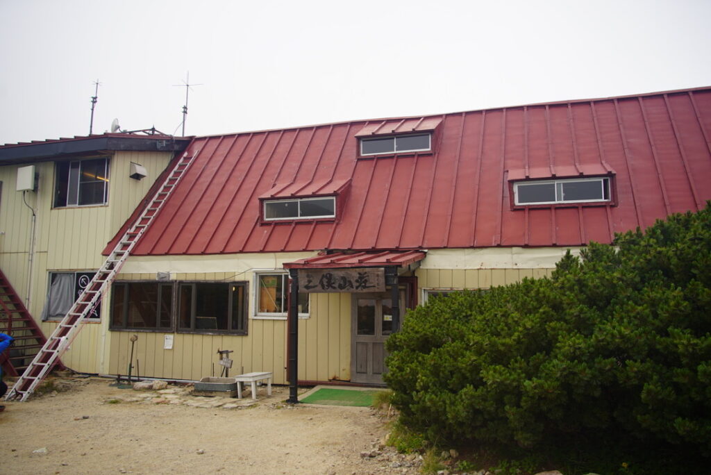 山小屋によって営業期間が違うので注意(写真は営業中の三俣山荘)